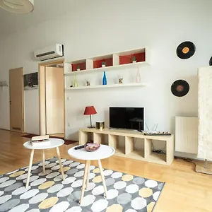 At Gozsdu Court, 60 Sqm, 2 With 2 Ac, Elevators, Kitchen Budapest